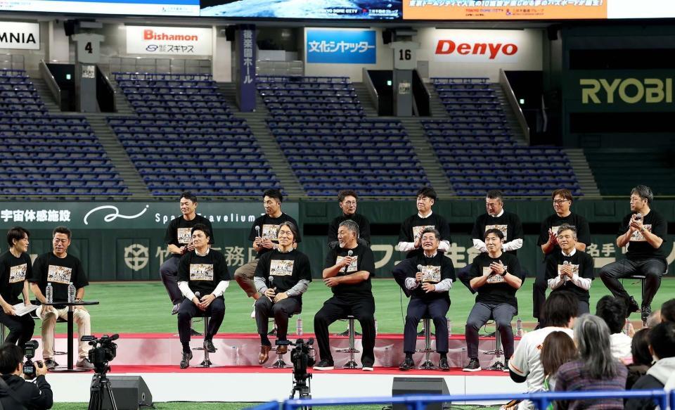 　ファンフェスタ延長戦で話すジャイアンツＯＢ（読売巨人軍提供）