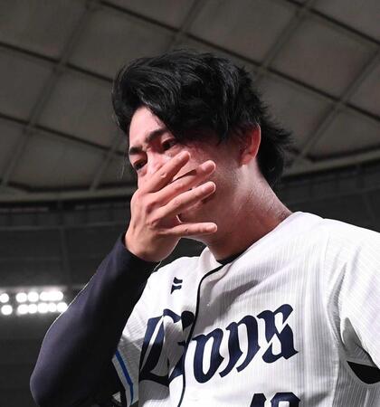 西武・今井　高橋と抱き合い大粒の涙　メジャー挑戦の２人がファンにあいさつ