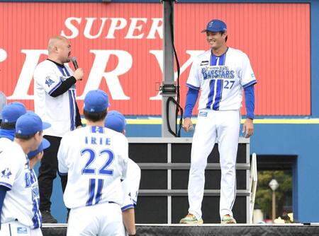 　鬼越トマホークの良ちゃん（左）から「コントロール悪すぎ」と口撃され、苦笑いする藤浪（撮影・佐藤厚）