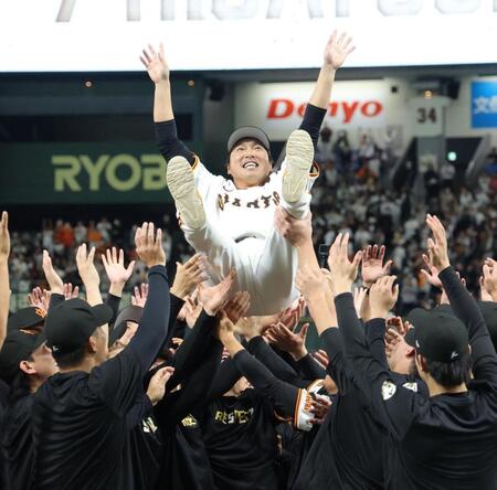 　セレモニーでナインから胴上げされる長野久義氏（撮影・西岡正）