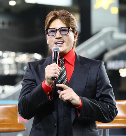 　新入団ウェルカムイベントに登場した新庄監督（撮影・中島達哉）