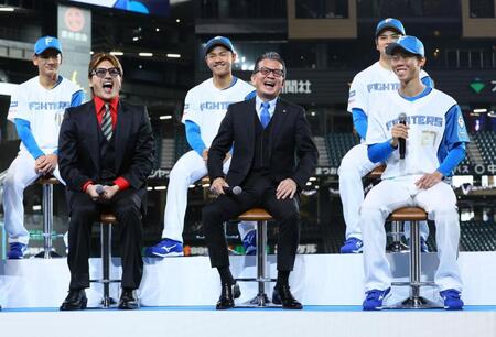 　新庄監督（左から２人目）に目標を語る大川慈英（右）＝撮影・中島達哉