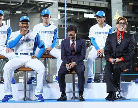 　新庄監督（右）に目標を語るエドポロ・ケイン（左）＝撮影・中島達哉