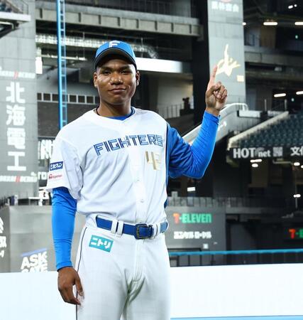 　当てると宣言した新庄ボードを指さすエドポロ・ケイン（撮影・中島達哉）