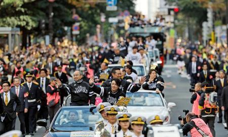 ソフトバンク２９万人Ｖパレード　小久保監督「改めて実感湧いた」
