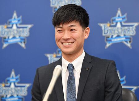 　契約更改を終え笑顔で会見に臨む柴田（撮影・開出牧）