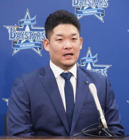 　契約交渉を終え、記者会見するＤｅＮＡ・筒香＝２４日、横浜市