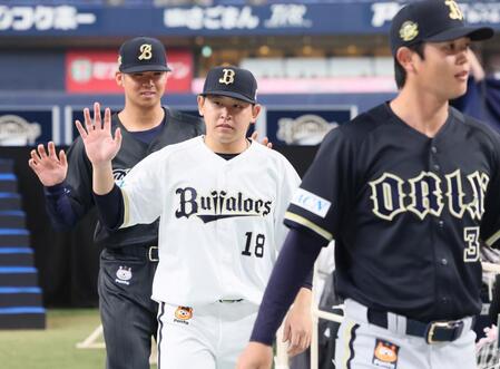 　来季に着用する新ユニホームを披露し、ファンに手を振るオリックス・宮城大弥（中央）＝撮影・立川洋一郎