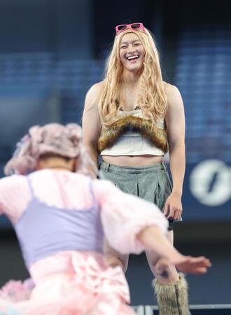 　ゆうちゃみのコスプレを磁路する高島（撮影・立川洋一郎）