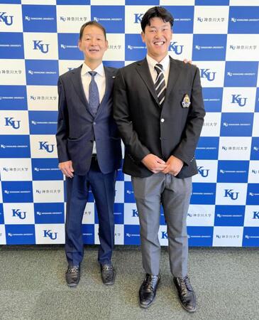 　指名あいさつを受けた育成ドラフト４位・金子（右）と部坂スカウト