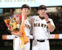 　長野久義氏（左）に花束を渡し、涙する阿部監督（撮影・西岡正）