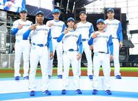 　ビッグボスポーズで記念撮影に応じる（前列左から）エドポロ・ケイン、大川慈英、大塚瑠晏、（後列左から）横山永遠、藤森海斗、半田南十、常谷拓輝（撮影・中島達哉）