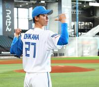 　マウンドを背に背番号２７を指さす大川慈英（撮影・中島達哉）