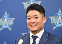 　契約更改を終え笑顔を見せる筒香（撮影・開出牧）