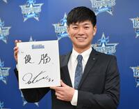 　契約更改を終え来季の目標を色紙に記す柴田（撮影・開出牧）