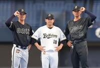 　来季に着用する新ユニホームを披露する（左から）太田、宮城、山下（撮影・立川洋一郎）