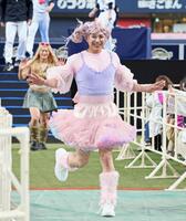 　しなこのコスプレを披露した若月（撮影・立川洋一郎）