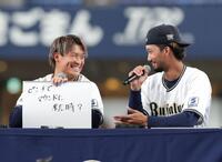 　トークショーで仲の良さを見せる阿部（左）と宗（撮影・立川洋一郎）