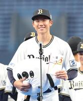 　ファンフェスタのＭＶＰに選ばれ笑顔を見せる曽谷（撮影・立川洋一郎）