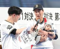 　借り物競争で「自分のグッズを持っている人」のお題で赤ちゃんを連れてきた広岡（撮影・立川洋一郎）