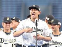 　罰ゲームで苦いお茶を飲まされ顔をゆがめる紅林（撮影・立川洋一郎）