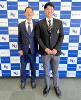 　指名あいさつを受けた育成ドラフト４位・金子（右）と部坂スカウト