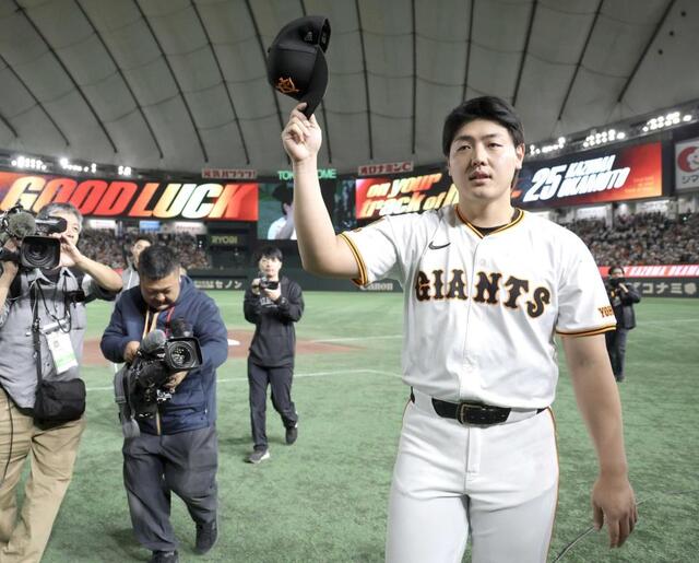 巨人ファン感 メジャー挑戦の岡本にサプライズ 声援浴び場内1周