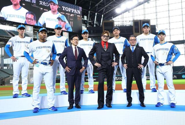 日本ハム ド派手赤シャツの新庄監督「オシャレしたかったら1軍に