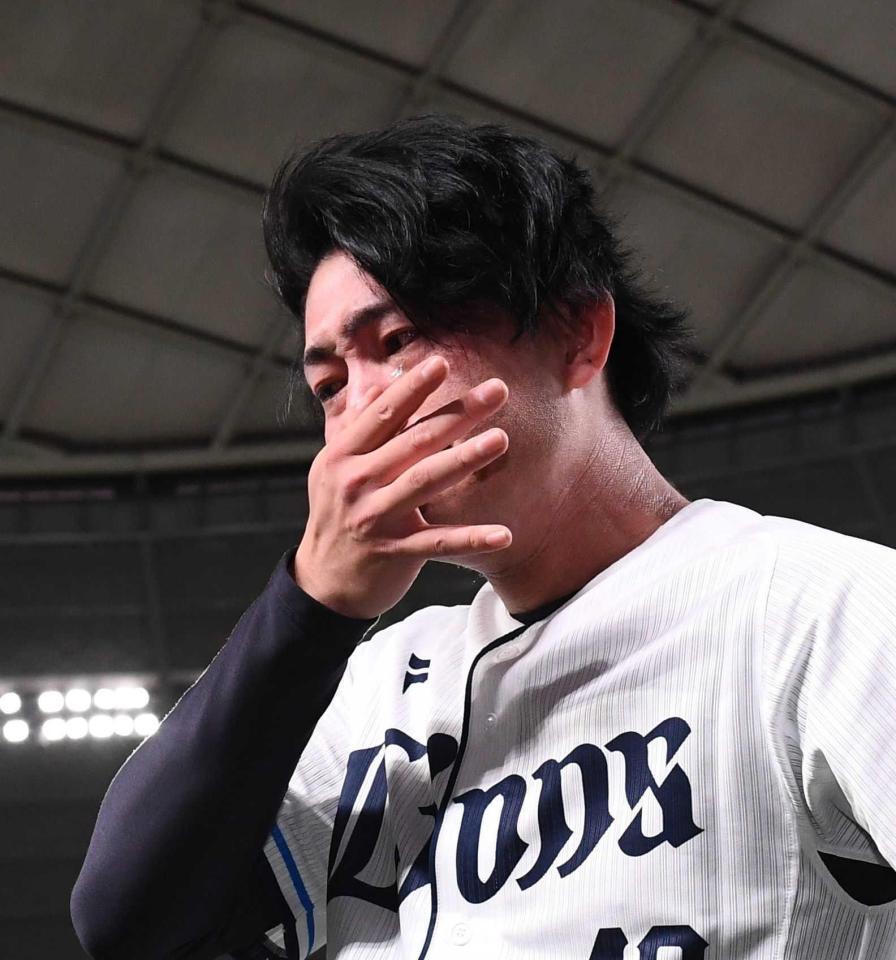 　涙を流す今井（撮影・園田高夫）