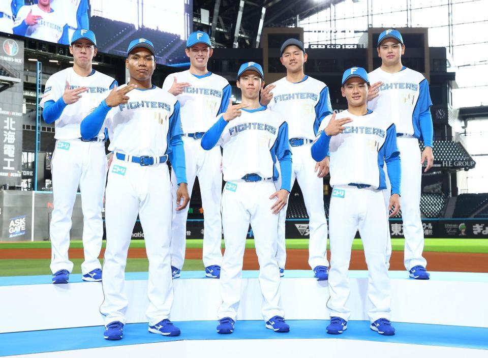 　ビッグボスポーズで記念撮影に応じる（前列左から）エドポロ・ケイン、大川慈英、大塚瑠晏、（後列左から）横山永遠、藤森海斗、半田南十、常谷拓輝（撮影・中島達哉）