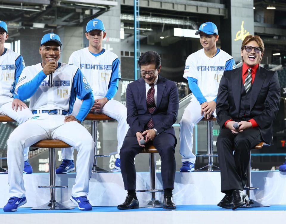 　新庄監督（右）に目標を語るエドポロ・ケイン（左）＝撮影・中島達哉