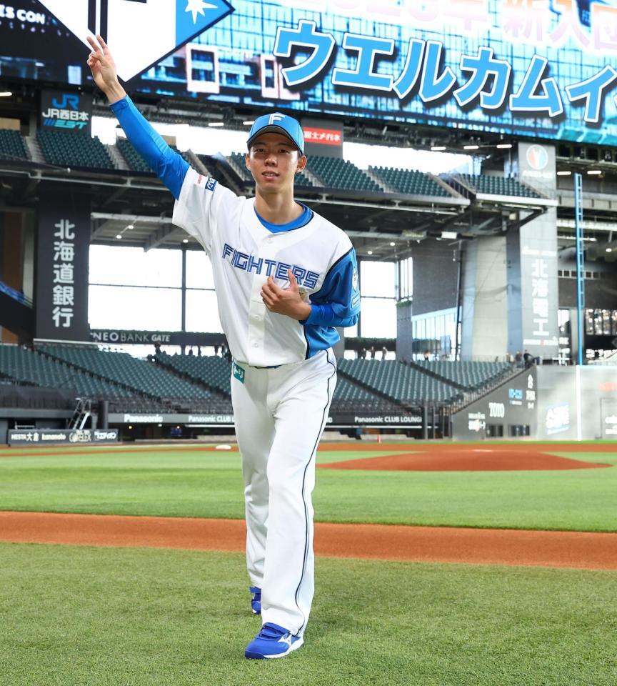 　マウンドを背に投球ポーズをとる大川慈英（撮影・中島達哉）