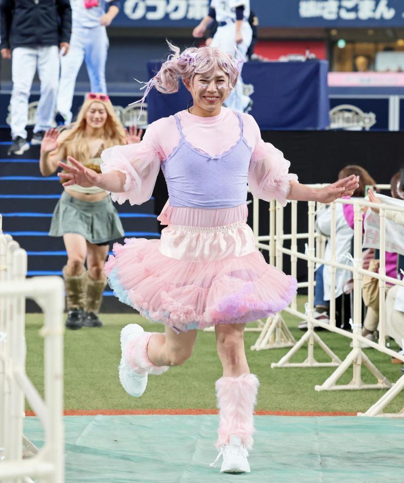 　しなこのコスプレを披露した若月（撮影・立川洋一郎）