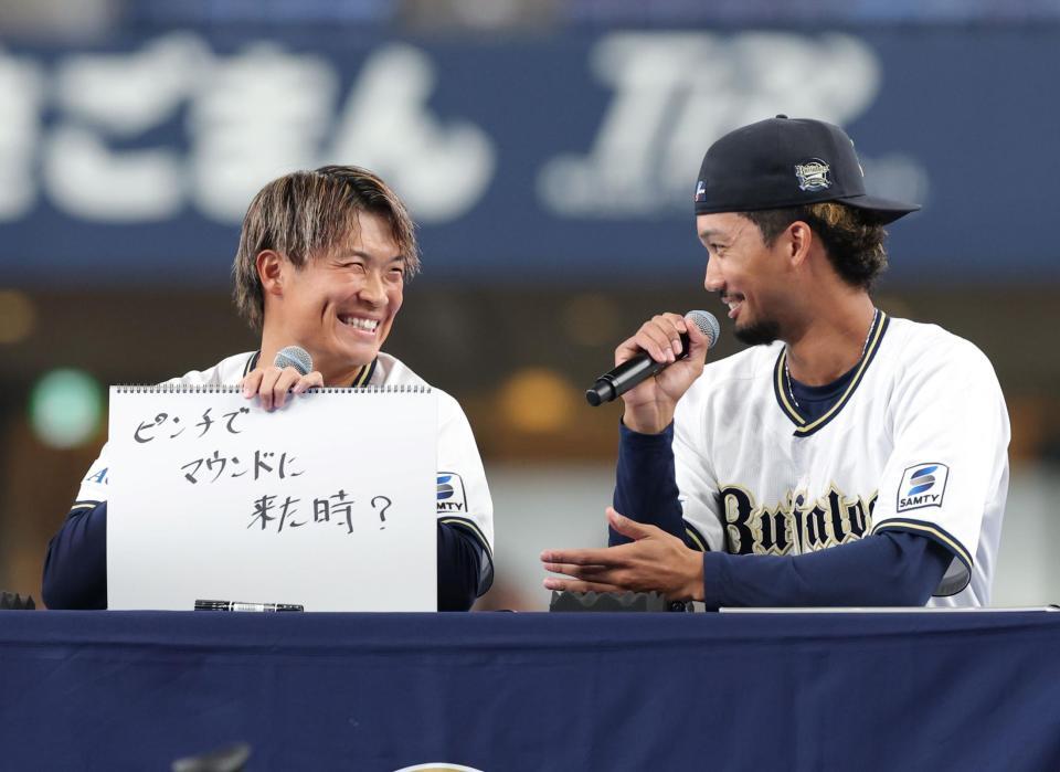 　トークショーで仲の良さを見せる阿部（左）と宗（撮影・立川洋一郎）