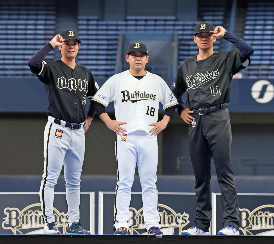 　来季の新ユニホームを披露する（左から）太田、宮城、山下（撮影・立川洋一郎）