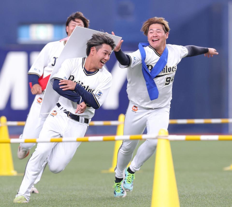 　ジャンボかるた大会でかるたを背負った杉沢（左）を追いかける川瀬（撮影・立川洋一郎）