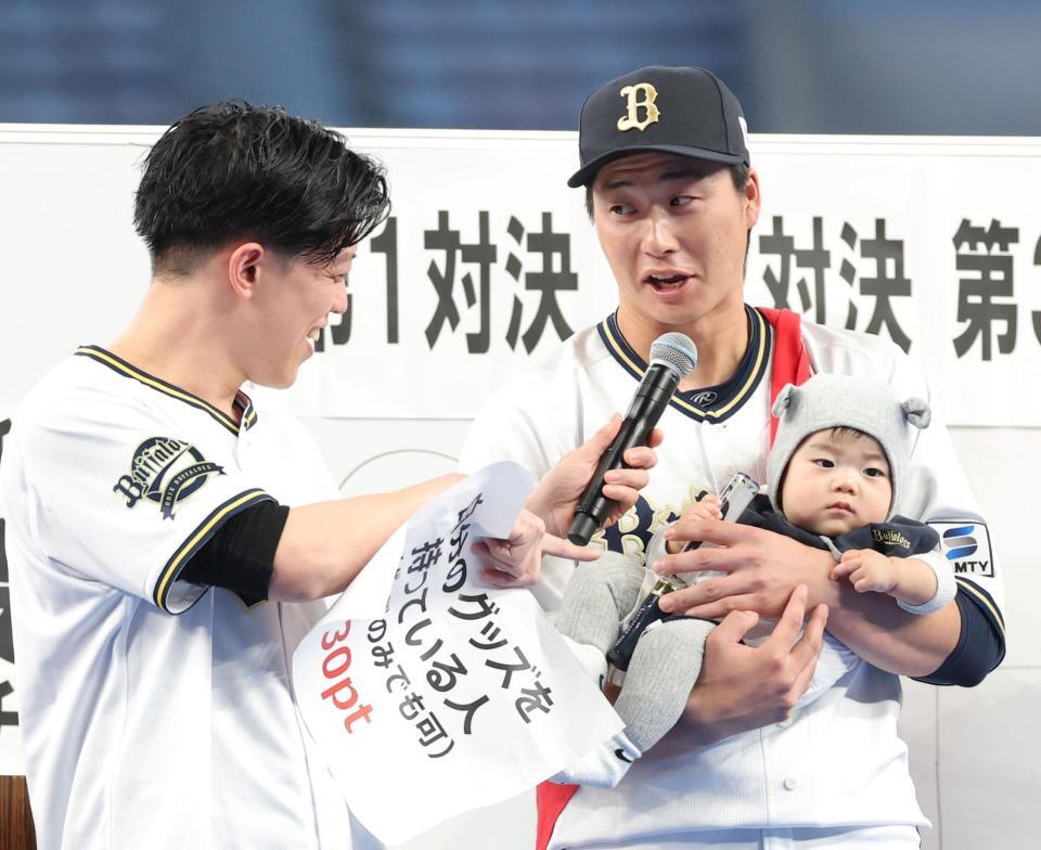 　借り物競争で「自分のグッズを持っている人」のお題で赤ちゃんを連れてきた広岡（撮影・立川洋一郎）