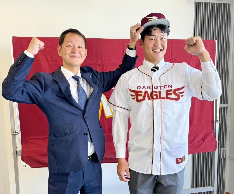 　入団交渉が行われた育成ドラフト４位・金子（右）と部坂スカウト（左）