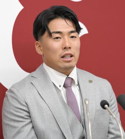 　契約更改を終え、会見で抱負を語る浅野（撮影・伊藤笙子）