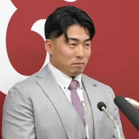 　契約更改を終え、報道陣の質問に答える浅野（撮影・伊藤笙子）