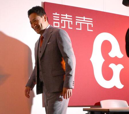 　契約更改を終え、会見場を後にする田中将（撮影・伊藤笙子）