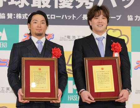 　プロ野球最優秀バッテリー賞を受賞した伊藤（左）と伏見（撮影・吉澤敬太）