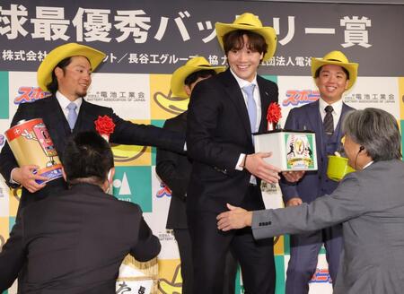 日本ハムから阪神移籍の伏見　虎投手陣の予習スタート「全試合見ようと思ってます」　最優秀バッテリー賞表彰式に出席