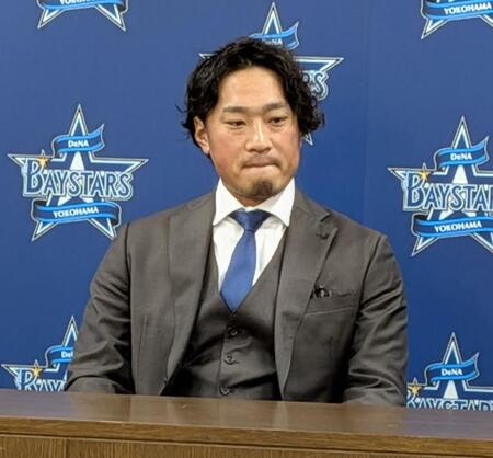 　契約更改を終え、会見に臨んだ石田健