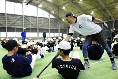　九州国際大付属高校の野球部員を指導するイチローさん（代表撮影）