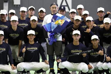 　九州国際大付属高校の野球部員と記念写真に納まるイチローさん（代表撮影）