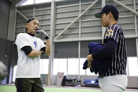 　九州国際大付属高校の野球部員から相談を受けるイチローさん（左）＝代表撮影