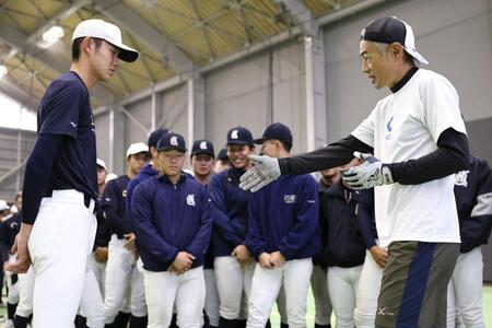 　九州国際大付属高校の野球部員を指導するイチローさん（代表撮影）