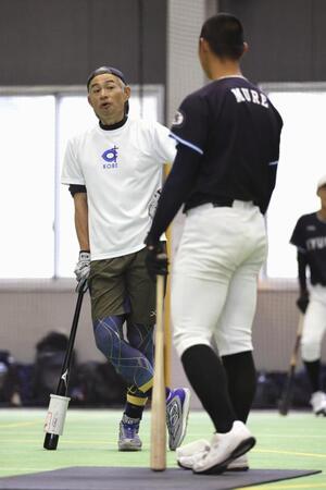 　九州国際大付属高校の野球部員を指導するイチローさん（代表撮影）