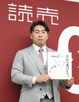 　契約更改を終え、来年の抱負を語った浅野（撮影・伊藤笙子）